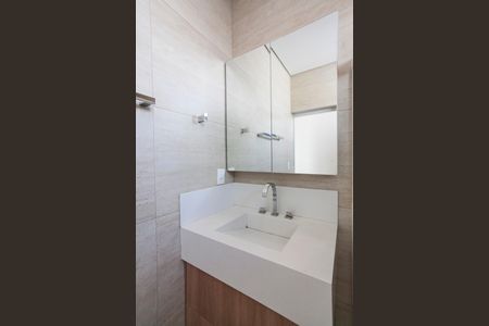 Casa de condomínio para alugar com 313m², 4 quartos e 3 vagas Casa de condomínio para alugar com 313m², 4 quartos e 3 vagasBanheiro da Suite 4