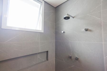 Casa de condomínio para alugar com 313m², 4 quartos e 3 vagas Casa de condomínio para alugar com 313m², 4 quartos e 3 vagasBanheiro da Suite 1