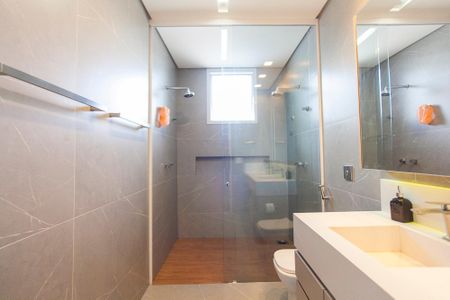 Casa de condomínio para alugar com 313m², 4 quartos e 3 vagas Casa de condomínio para alugar com 313m², 4 quartos e 3 vagasBanheiro da Suite 1