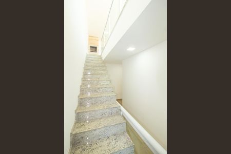 Casa para alugar com 208m², 3 quartos e 2 vagasEscada