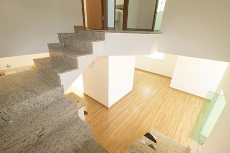 Casa para alugar com 163m², 3 quartos e 2 vagasEscada