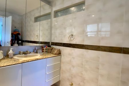 Apartamento à venda com 188m², 4 quartos e 2 vagas Apartamento à venda com 188m², 4 quartos e 2 vagasBanheiro social 2