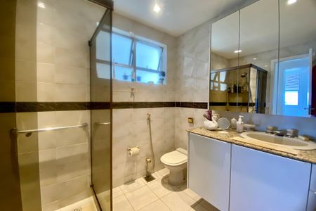 Apartamento à venda com 188m², 4 quartos e 2 vagas Apartamento à venda com 188m², 4 quartos e 2 vagasBanheiro social 2