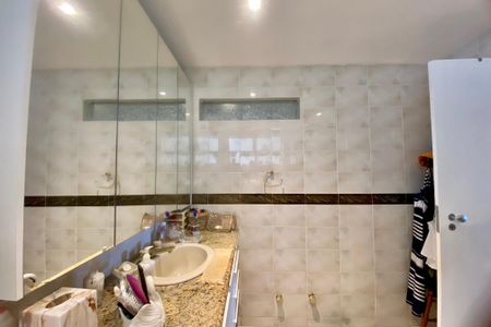 Apartamento à venda com 188m², 4 quartos e 2 vagas Apartamento à venda com 188m², 4 quartos e 2 vagasBanheiro social 2