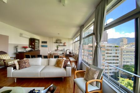 Apartamento à venda com 188m², 4 quartos e 2 vagas Apartamento à venda com 188m², 4 quartos e 2 vagasSala