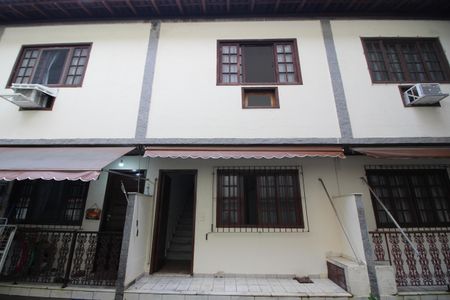 Casa de condomínio à venda com 81m², 2 quartos e 1 vagaFachada