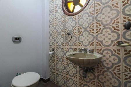 Casa de condomínio à venda com 310m², 3 quartos e 3 vagasLavabo