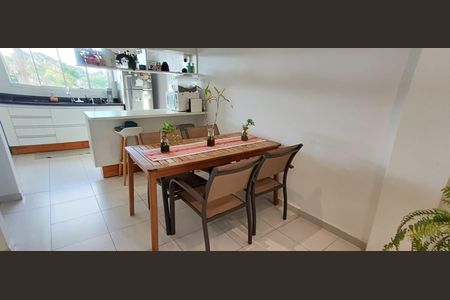 Casa de condomínio para alugar com 160m², 3 quartos e 3 vagas Casa de condomínio para alugar com 160m², 3 quartos e 3 vagasSala de jantar