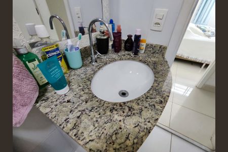 Apartamento à venda com 84m², 2 quartos e 1 vaga Apartamento à venda com 84m², 2 quartos e 1 vagaBanheiro social