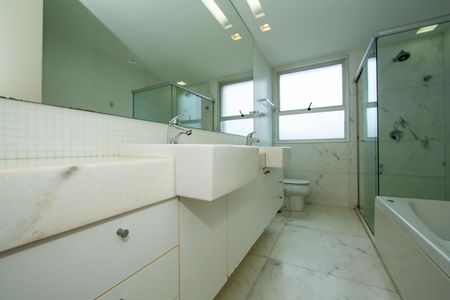 Apartamento à venda com 214m², 4 quartos e 4 vagasBANHEIRO3