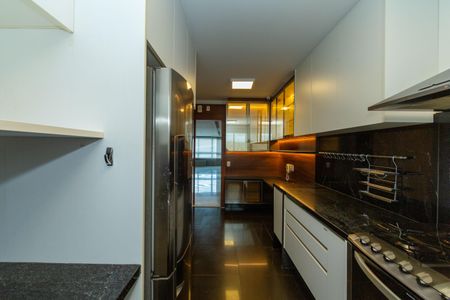 Apartamento à venda com 214m², 4 quartos e 4 vagasCOZINHA