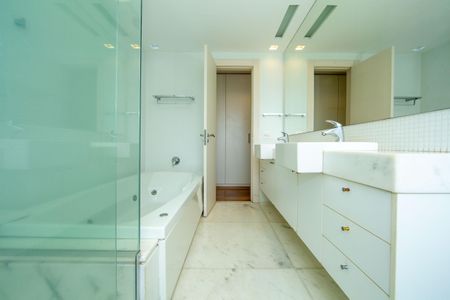 Apartamento à venda com 214m², 4 quartos e 4 vagasBANHEIRO3