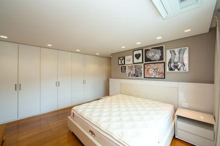 Apartamento à venda com 214m², 4 quartos e 4 vagasQUARTO4