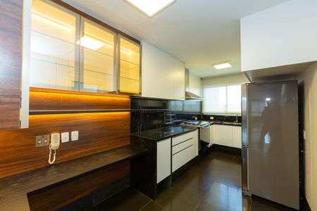 Apartamento à venda com 214m², 4 quartos e 4 vagasCOZINHA