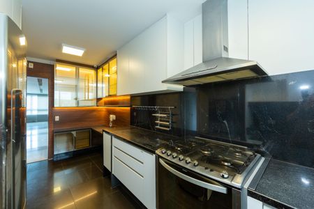 Apartamento à venda com 214m², 4 quartos e 4 vagasCOZINHA