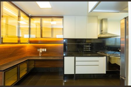 Apartamento à venda com 214m², 4 quartos e 4 vagasCOZINHA