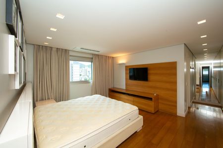 Apartamento à venda com 214m², 4 quartos e 4 vagasQUARTO4