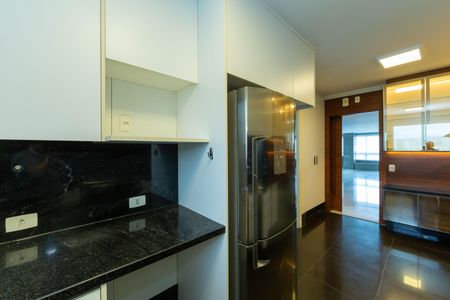 Apartamento à venda com 214m², 4 quartos e 4 vagasCOZINHA