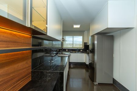 Apartamento à venda com 214m², 4 quartos e 4 vagasCOZINHA