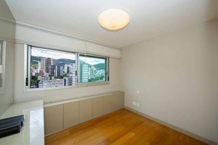 Apartamento à venda com 214m², 4 quartos e 4 vagasQUARTO3