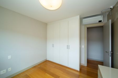 Apartamento à venda com 214m², 4 quartos e 4 vagasQUARTO3