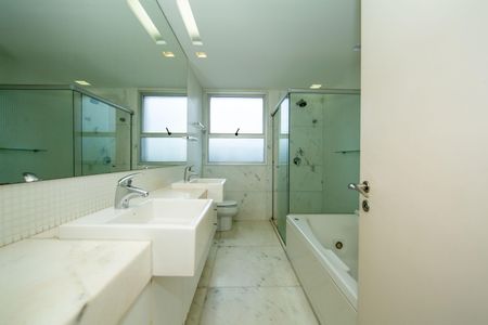 Apartamento à venda com 214m², 4 quartos e 4 vagasBANHEIRO3