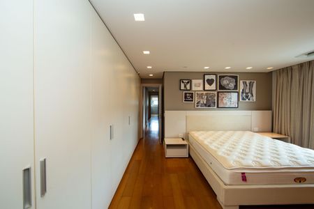 Apartamento à venda com 214m², 4 quartos e 4 vagasQUARTO4