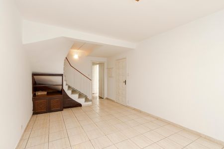 Casa para alugar com 98m², 2 quartos e 2 vagasSala