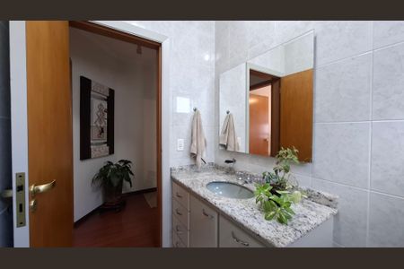 Casa à venda com 298m², 3 quartos e 4 vagasBanheiro 2