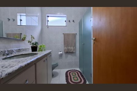 Casa à venda com 298m², 3 quartos e 4 vagasBanheiro 2