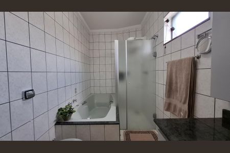 Casa à venda com 298m², 3 quartos e 4 vagasBanheiro Quarto 1 suíte