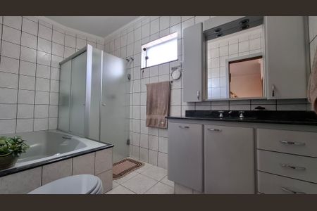 Casa à venda com 298m², 3 quartos e 4 vagasBanheiro Quarto 1 suíte