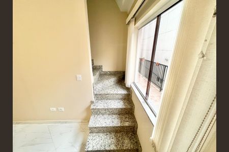 Casa para alugar com 100m², 3 quartos e 1 vagaEscada