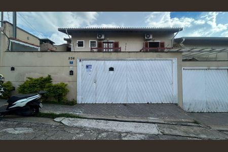 Casa para alugar com 140m², 3 quartos e 3 vagasFachada