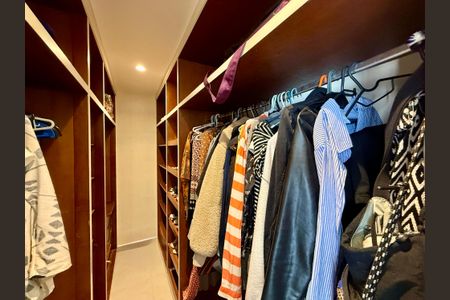 Apartamento para alugar com 70m², 2 quartos e 1 vaga Apartamento para alugar com 70m², 2 quartos e 1 vagaCloset Suíte 2