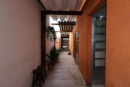 Casa à venda com 176m², 3 quartos e 2 vagasCorredor externo