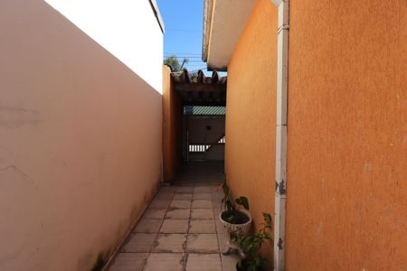 Casa à venda com 176m², 3 quartos e 2 vagasCorredor externo