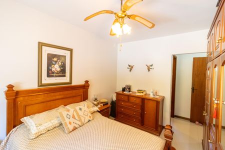 Casa à venda com 240m², 3 quartos e 2 vagasSuíte