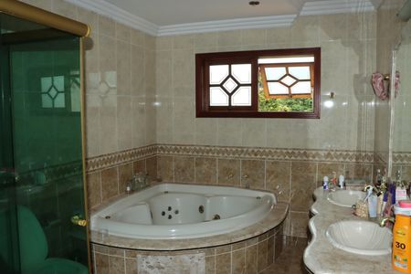 Casa de condomínio para alugar com 1100m², 4 quartos e 6 vagasBanheiro da Suíte 1