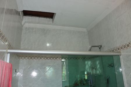 Casa de condomínio para alugar com 1100m², 4 quartos e 6 vagasBanheiro da Suíte 2