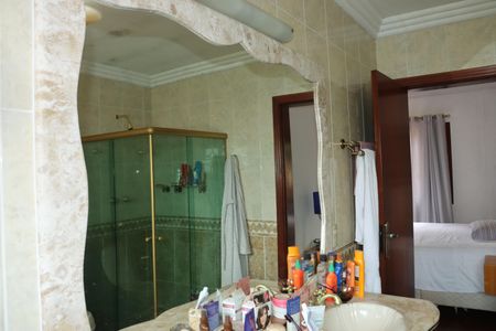 Casa de condomínio para alugar com 1100m², 4 quartos e 6 vagasBanheiro da Suíte 1