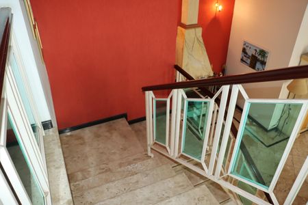 Casa de condomínio para alugar com 1100m², 4 quartos e 6 vagasEscada