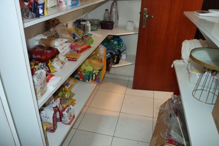 Casa de condomínio para alugar com 1100m², 4 quartos e 6 vagasDespensa