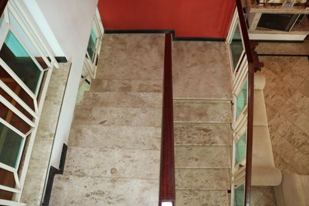 Casa de condomínio para alugar com 1100m², 4 quartos e 6 vagasEscada