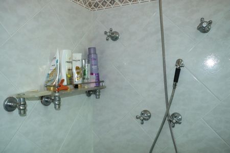 Casa de condomínio para alugar com 1100m², 4 quartos e 6 vagasBanheiro da Suíte 2