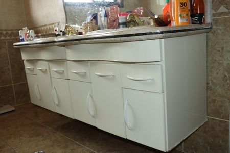 Casa de condomínio para alugar com 1100m², 4 quartos e 6 vagasBanheiro da Suíte 1