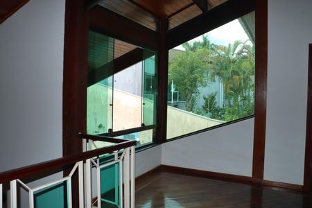 Casa de condomínio para alugar com 1100m², 4 quartos e 6 vagasEscada