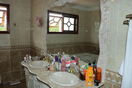 Casa de condomínio para alugar com 1100m², 4 quartos e 6 vagasBanheiro da Suíte 1