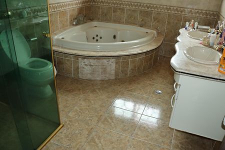 Casa de condomínio para alugar com 1100m², 4 quartos e 6 vagasBanheiro da Suíte 1