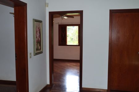 Casa de condomínio para alugar com 1100m², 4 quartos e 6 vagasCorredor